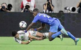 Momento en que Beckeles cometió la falta contra Chicharito Hernández.