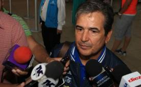 Jorge Luis Pinto llegó al aeropuerto y ahora convocará a un microciclo de trabajo con la Sub23.