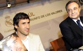 Raúl González durante la presentación de su libro en la que ha contado con el apoyo de Florentino.