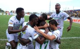 Los jugadores del Platense celebran la anotación de Roby Norales.