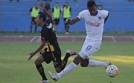 Esta es la acción en la que Costly se lleva la pelota con la mano ante la marca de Javier Portillo que terminó en el primer gol del Olimpia. Foto DIEZ Delmer Martínez