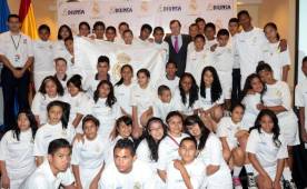 La postal del recuerdo del momento que vivieron los jóvenes con Emilio Butragueño. Fotos Ronal Aceituno.