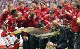 Así celebraron jugadores del Bayern con su entrenador Pep Guardiola.