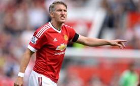El centrocampista alemán del Mánchester United, Bastian Schweinsteiger, recibió tres partidos de suspensión.