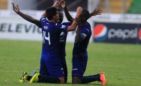 Reyna se despachó un golazo ante Real España y lo festejó de rodillas en el césped del Nacional. Foto Juan Salgado