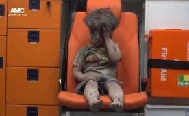 El nombre del menor es Omran Daqneesh, de 5 años, y su rostro fue revelado por la cadena Alepo Media Center. Foto AFP.