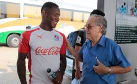 Chelato Uclés conversando con Romell Quioto esta mañana en el entreno del Olimpia. Fotos Juan Salgado.