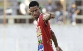 El jugador debutó en la Liga Nacional el domingo 7 de agosto de 2011.