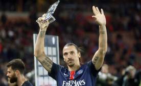 Zlatan Ibrahimovic recibe un reconocimiento del PSG por sus goles con el club. Foto EFE.
