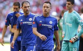 El club inglés estudia no renovar a los zagueros John Terry e Ivanovic.