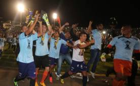 Los jugadores de Motagua hicieron la vuelta olímpica al estadio Nacional. Foto DIEZ