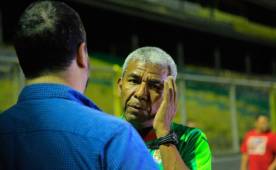 El entrenador Héctor Castellón hablando con el presidente Yankel Rosenthal. (Foto: DIEZ)