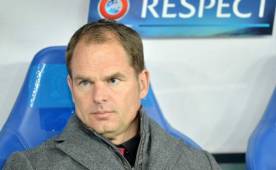 'Frank de Boer deja su cargo de entrenador del Ajax', anunció el club holandés en un comunicado.