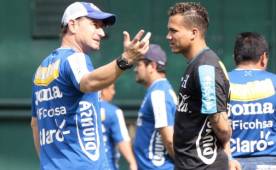 Carlos Gutiérrez, preparador físico, estuvo pendiente de la evolución de Arnold Peralta. Foto DIEZ