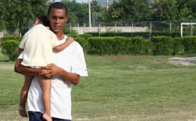 Enrique Reneau cargando a una de sus hijas cuando jugaba en el Real España. (FOTO: Archivo DIEZ)