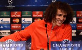 David Luiz estuvo muy sonriente en la conferencia de prensa previo al partido ante Chelsea. (AFP)
