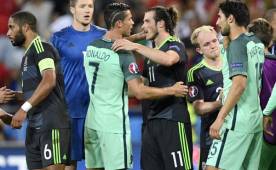 Portugal estaba designado teóricamente como el equipo local y habría debido jugar de rojo. Pero sorprendió al aparecer de verde ante Gales. Fotos AFP Y EFE