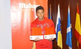 Choco Lozano recibió este jueves los premios como mejor jugador de agosto y septiembre. Foto cortesía Eldorsal.com