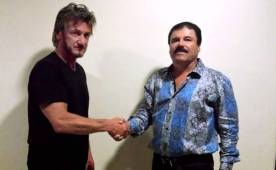 El actor Sean Penn saludando al 'Chapo' Guzmán en la entrevista que le realizó. Foto cortesía Rollingstone.com