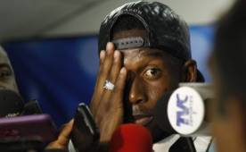 El defensor Jhonny Palacios cuando atendía a los medios de comunicación al finalizar el primer entrenamiento con la Selección Sub-23 de Honduras. Foto Delmer Martínez