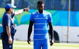 Jhony Palacios junto a Gilberto Arenas, preparador físico de Honduras. Foto Juan Salgado, enviado especial.
