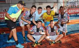 Los chicos de Galácticos festejan su boleto a la siguiente ronda.