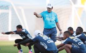 Jorge Luis Pinto se muestra respetuoso con el rival y no deja de lado ningÃºn detalle. Se le vio muy contento con la entrega de sus dirigidos. San Pedro Sula, Honduras.La SelecciÃ³n de Honduras tuvo este domingo su Ãºltimo entrenamiento y partirÃ¡ este lunes muy temprano a Guyana Francesa para la ida del repechaje a la Copa Oro 2015 contra los caribeÃ±os. DespuÃ©s de la sesiÃ³n preparatoria de la Bicolor comparecieron ante los medios los volantes Mario MartÃ­nez y Arnold Peralta