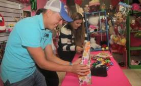 El 'Puñal' Zelaya participó en el Reto de Jenny de envolver regalos aprovechando que está cerca el día del Amor y la Amistad. Foto Javier Rosales