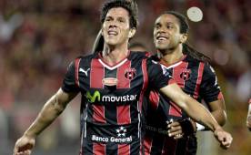 Ariel Rodriguez y Jonathan Mac Donald festejando uno de los goles ante DC United. (FOTOS: AFP)