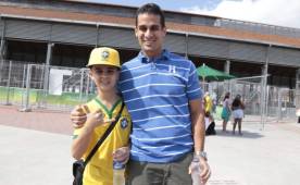 El brasileño Vlamir llegó junto a su hijo a ver juar a la Selección de Honduras frente a Argelia en el debut de los Juegos Olímpicos de Río. Foto Juan Salgado, Enviado