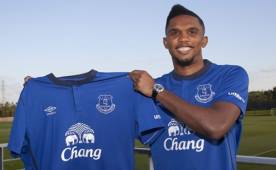 El camerunés Samuel Etoo posando con la camiseta del Everton. (Foto de web del Everton)