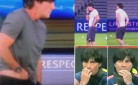 Son imágenes donde se ve a Joachim Löw se meta la mano en el pantalón y luego se la lleva a la nariz.