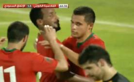 Roger Rojas celebrando el segundo gol de su club con sus compañeros.