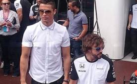 Cristiano Ronaldo aparece junto a Fernando Alonso en un acto promocional en el GP de Mónaco.