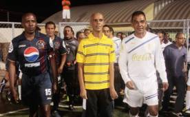 Los capitanes de ambos equipos haciendo el ingreso junto a Enrique Reneau. (FOTO: Juan Salgado)