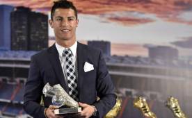 Cristiano Ronaldo al momento de recibir el homenaje. Foto AFP.