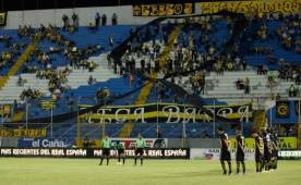 La Megabarra dedicó aplausos y un listón negro al miembro Gerson Rodríguez Coello, quien fue asesinado a balazos el jueves en Choloma. Foto Neptalí Romero