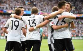 Mario Gomez celebra el gol de Alemania anotado en el primer tiempo. Alemania cierra con 7 puntos.