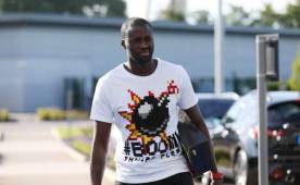 Touré Yaya sorprendió a propios y extraños presentándose con esta llamativa camiseta.
