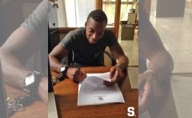Mynor Escoe firmando su contrato con el Saprissa. (FOTO: Deportivo Saprissa)