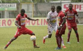 El defensor del Real Sociedad, Jhonny Barrios, disputa la pelota con Cholby Martínez del Vida ante la mirada de su compañero, Robbie Matute. Foto Javier Rosales
