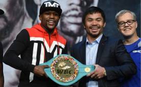 Mayweather y Pacquiao posaron con el cinturón que se disputarán este sábado en el MGM Grand de Las Vegas. Foto AFP