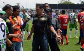 Espinoza se molestó con los 'aguateros' del cuadro local y se fue expulsado. (Fotos coretesía: Nuestro Diario).