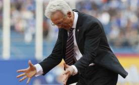 El entrenador español que dirigía a Canadá, Benito Floro, no pudo ganar la serie a Honduras y quedó fuera de la hexagonal por lo que fue cortado de su cargo.