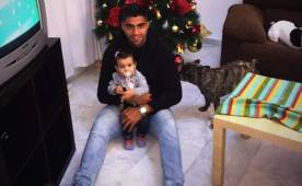 Jona Mejía junto a su hija y también las mascotas que tiene en su casa.