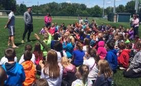 Centenares de pequeños asistieron al entrenamiento del Kansas para ver a Roger Espinoza.