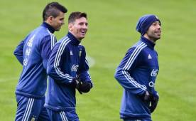 'Kun' Agüero, Messi y Mascherano entrenando previo a la gran final de Copa América. (AFP)