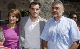 Iker Casillas junto a sus padres con quien desde el 2010 no tiene la mejor relación por un problema legal.