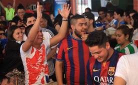 Los aficionados catrachos pasaron una tarde agradable siguiendo las incidencias del partido entre el Barcelona y el Real Madrid.