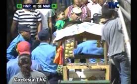 Policía Nacional puso quieto a aficionado en el Humberto Micheletti. Foto DIEZ